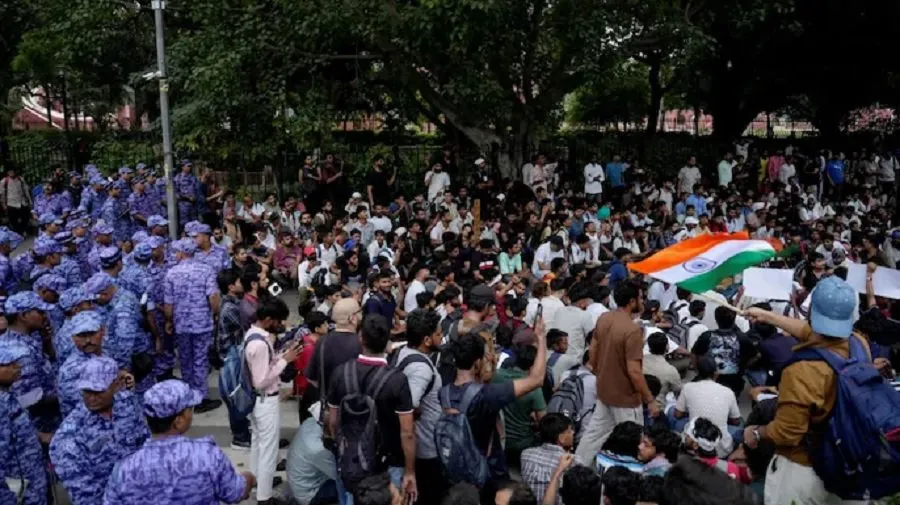 જંતર-મંતર પર હંગામો: 'કોકરોચ જનતા પાર્ટી'ના કાર્યકરો પર પોલીસનો લાઠીચાર્જ 3 jantarmantar protest.jpg