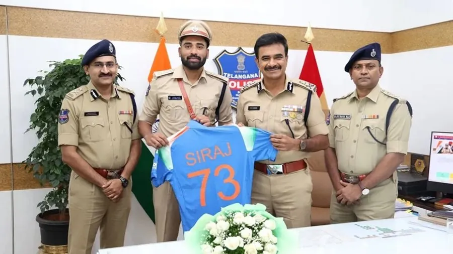 ટીમ ઇન્ડિયાથી બહાર ચાલી રહેલા DSP મોહમ્મદ સિરાજે તેલંગાણાના DGP સાથે કરી ખાસ મુલાકાત 2 siraj.jpg