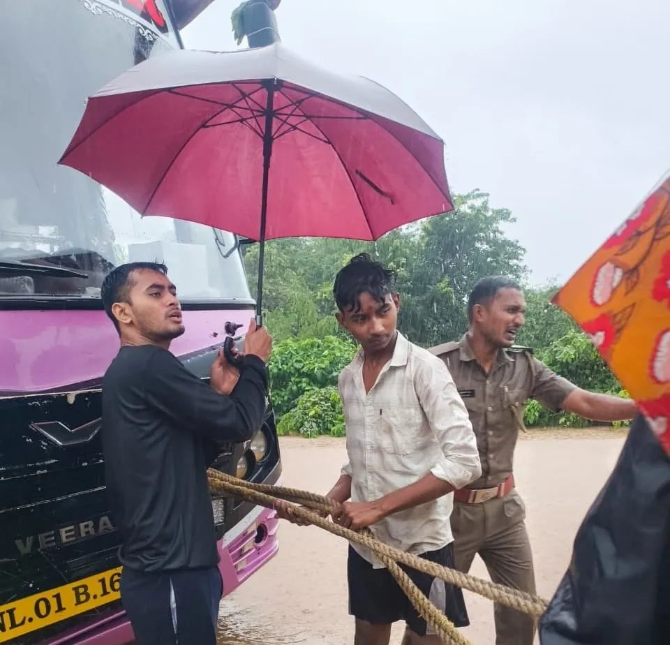 વલસાડના અંભેટી પાસે કોપરેલી-વાપી માર્ગ પર ખાનગી બસ ફસાઈ: પોલીસ અને ગ્રામજનોએ સાથે મળી ૧૬ મુસાફરોનો જીવ બચાવ્યો 2 VALSAD .jpg