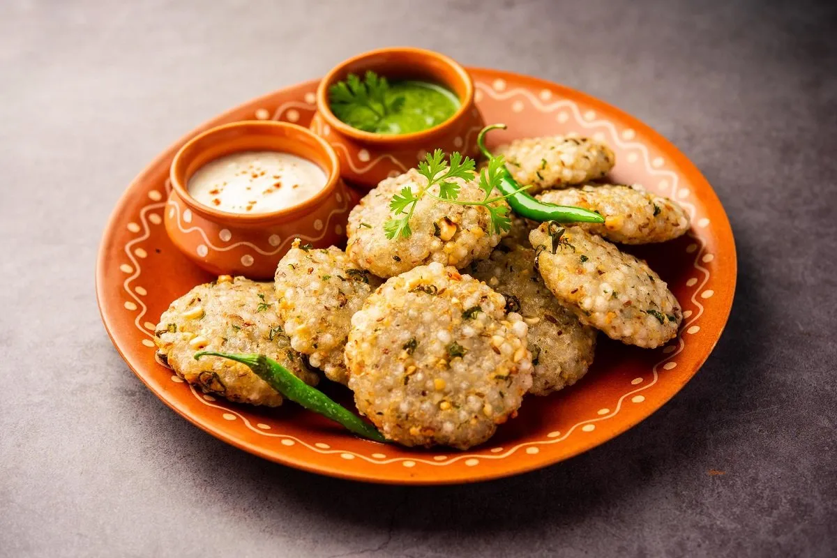 વરસાદી મોસમમાં ઘરે જ બનાવો બહારથી ક્રિસ્પી અને અંદરથી સોફ્ટ સાબુદાણા વડા 3 sabudana Vada.1.jpg