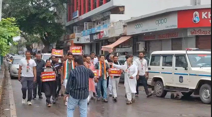 ગીર સોમનાથમાં કોંગ્રેસનો આક્રમક દેખાવ: વિદ્યાર્થીઓ પર અત્યાચાર અને પેપરલીક મુદ્દે શિક્ષણ મંત્રીના રાજીનામાની માંગ સાથે હોબાળો 2 geeer somnath.jpeg