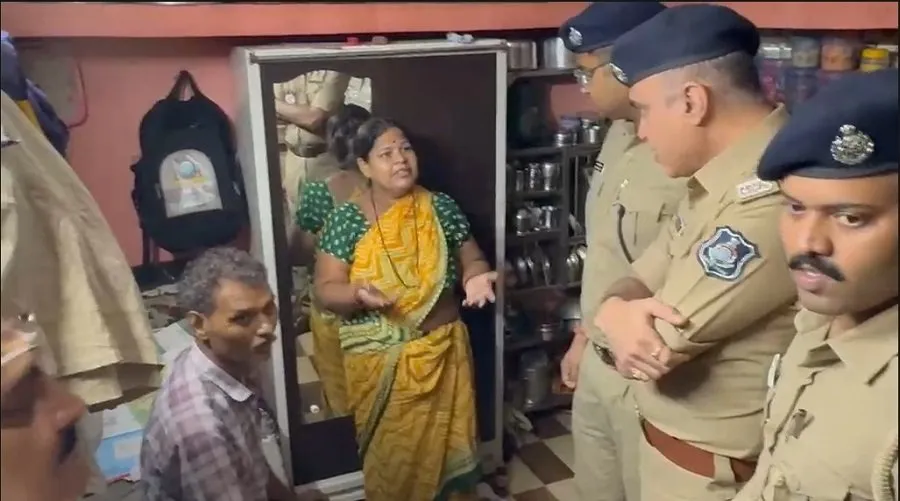 સુરતના કાપોદ્રામાં ખાડી જોવા જતા આધેડનો પગ લપસ્યો, ઝાડ પકડી રાખવાથી બચ્યો જીવ 2 sura.jpg