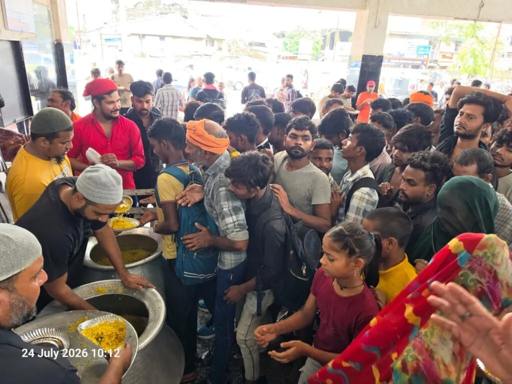 વાપી રેલવે સ્ટેશન પર વરસાદમાં ફસાયેલા મુસાફરોને જમિયત ઉલમા-એ-વાપી ટ્રસ્ટે પહોંચાડ્યો માનવતાનો સહારો 4 vapi2