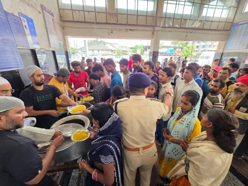 વાપી રેલવે સ્ટેશન પર વરસાદમાં ફસાયેલા મુસાફરોને જમિયત ઉલમા-એ-વાપી ટ્રસ્ટે પહોંચાડ્યો માનવતાનો સહારો 3 vapi