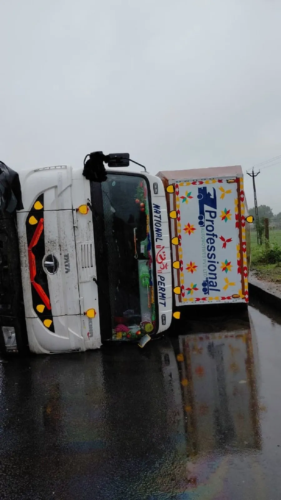 સાબરકાંઠા: અમદાવાદ-ઉદેપુર હાઈવે પર કન્ટેનર બ્રિજ પરથી નીચે પલટાયું, સદનસીબે મોટી દુર્ઘટના ટળી 3 banaskatha1.jpg