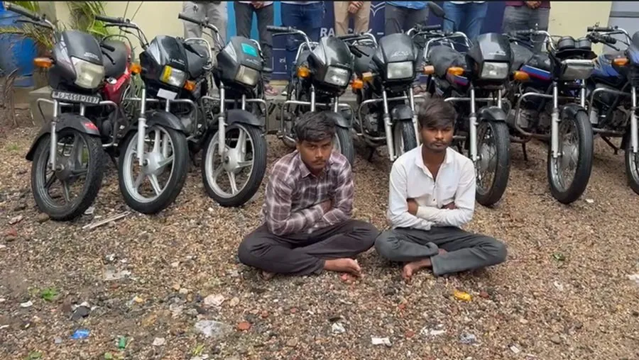 ચોકબજાર પોલીસને મોટી સફળતા: ચોરીના 8 વાહનો સાથે 2 ચોરો ઝડપાયા 2 sunil.jpg