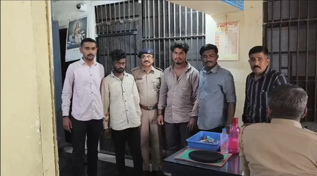 સુરત પોલીસની મોટી કામગીરી: ઉત્તર પ્રદેશથી ઝડપાઈ કાર ચોર ગેંગ, પૂર્વ ડ્રાઇવર જ નીકળ્યો માસ્ટરમાઇન્ડ 3 surat5