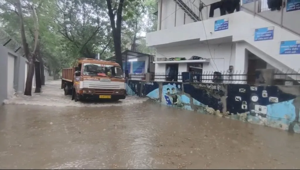 સુરતમાં મેઘ તાંડવ: સાયબર પોલીસ સ્ટેશન પાણીમાં ગરકાવ, ઘૂંટણસમા પાણી ભરાયા 2 surat2