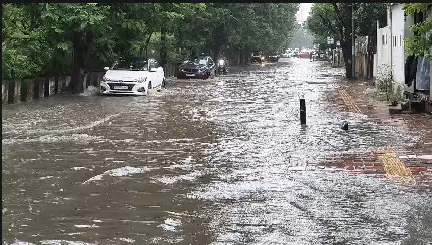 સુરતમાં મેઘરાજાનું જોર યથાવત: પાલ કેનાલ રોડ પર પાણી ભરાતા નક્ષત્ર ફ્લેટ્સ સામે વાહનચાલકો મુશ્કેલીમાં 3 surat9.jpeg