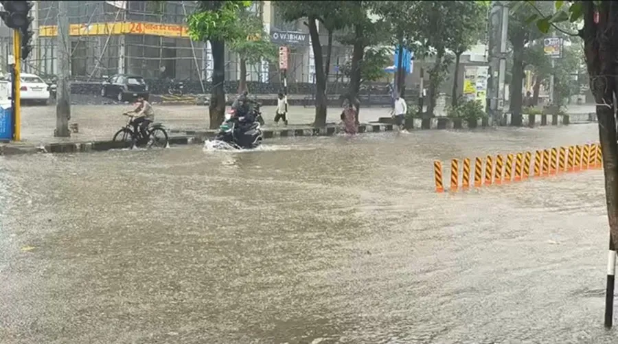 સુરતના ડભોલીમાં જળબંબાકાર: વહેલી સવારથી અવિરત વરસાદથી રસ્તાઓ ગરકાવ 2 surat.jpg