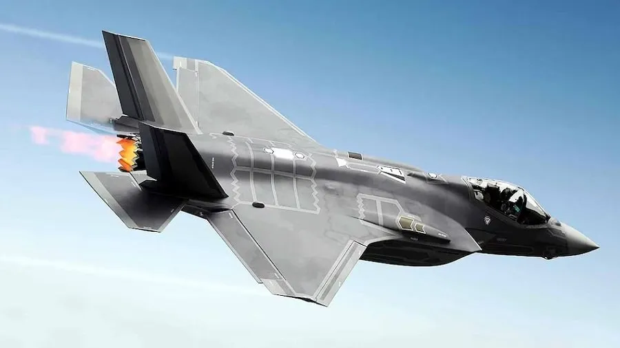 દુનિયાનું સૌથી શક્તિશાળી F-35B ફાઇટર જેટ ક્રેશ, પાઇલટે પેરાશૂટથી કૂદીને બચાવ્યો જીવ! 2 F35B Stealth Fighter Jet