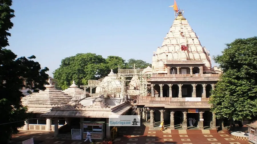 વર્ષમાં માત્ર એક જ દિવસ ખુલે છે ઉજ્જૈનનું રહસ્યમયી નાગચંદ્રેશ્વર મંદિર, જાણો શું છે તેનું મહત્વ 2 Nagchandreshwar Temple