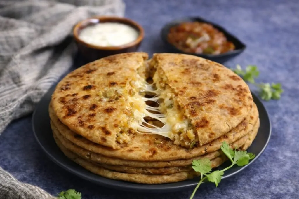 પીઝાનો સ્વાદ ભૂલી જશો! ઘરે જ બનાવો બાળકો માટે ટેસ્ટી અને ચીઝી મેક્સીકન પરાઠા 3 Cheese Mexican Paratha.1