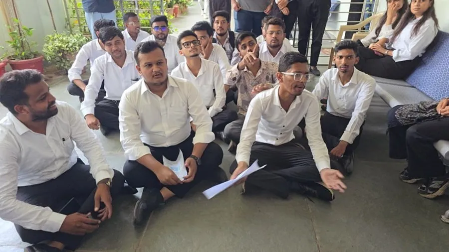 VNSGU માં NSUI ના દેખાવો: LLB સેમેસ્ટર 5 ની પરીક્ષા સપ્ટેમ્બરના પ્રથમ સપ્તાહમાં યોજવા કુલપતિને આવેદન 2 vnsgu.jpg