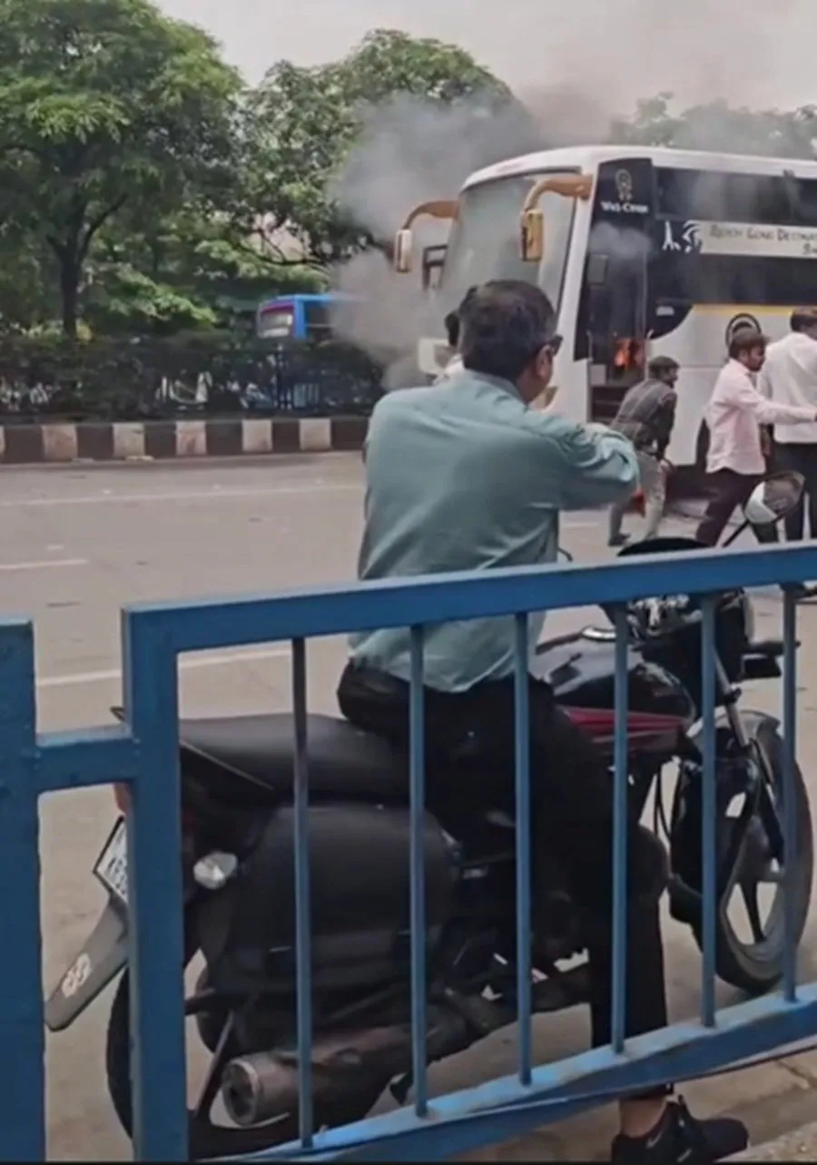 નાના વરાછામાં દોડતી બસમાં લાગી આગ! વેપારીઓ બન્યા દેવદૂત, મોટો અકસ્માત ટળ્યો 3 surat3.jpg