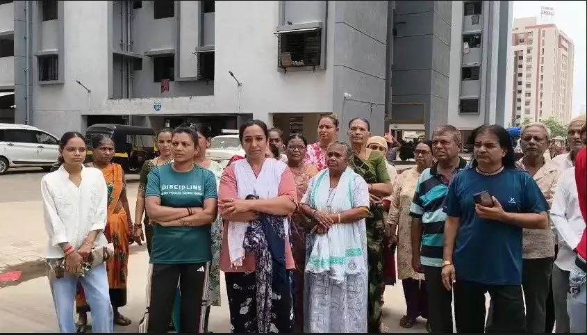 સ્વચ્છતામાં નંબર વન સુરતનો વાસ્તવિક ચહેરો: જહાંગીરપુરાના સુડા આવાસમાં ગટર ઉભરાતા રોગચાળાની દહશેત 2 surat3.jpeg