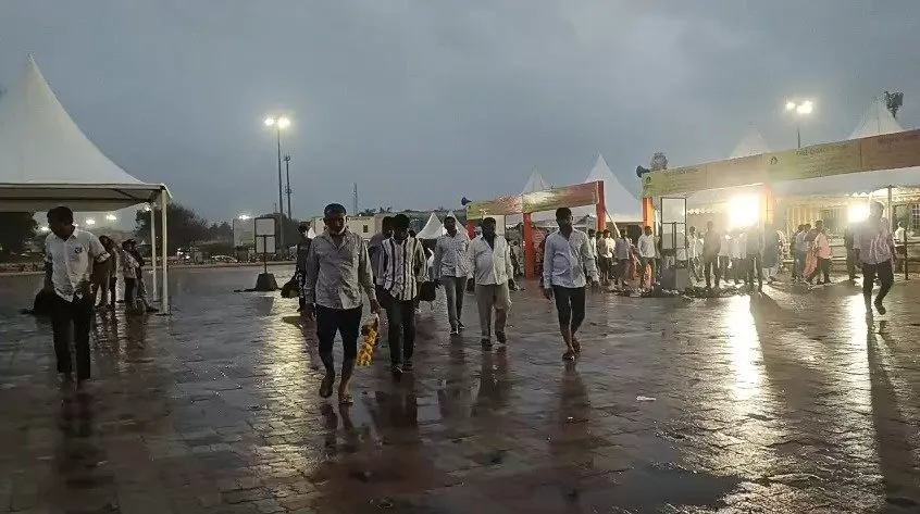 સોમનાથમાં શ્રાવણની મેઘાવી શરૂઆત: વરસાદી ઝાપટાં વચ્ચે સોમનાથ મહાદેવના દર્શને ઉમટ્યું ભક્તોનું મહેરામણ 3 somnath.jpeg