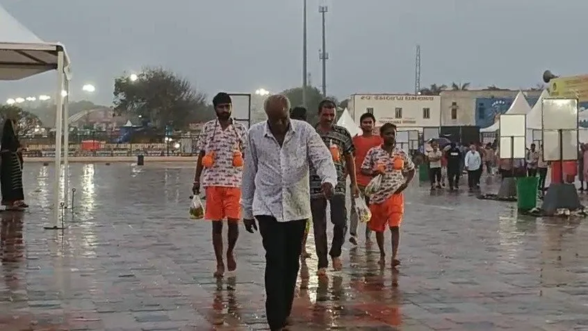 સોમનાથમાં શ્રાવણની મેઘાવી શરૂઆત: વરસાદી ઝાપટાં વચ્ચે સોમનાથ મહાદેવના દર્શને ઉમટ્યું ભક્તોનું મહેરામણ 2 somnath1.jpeg