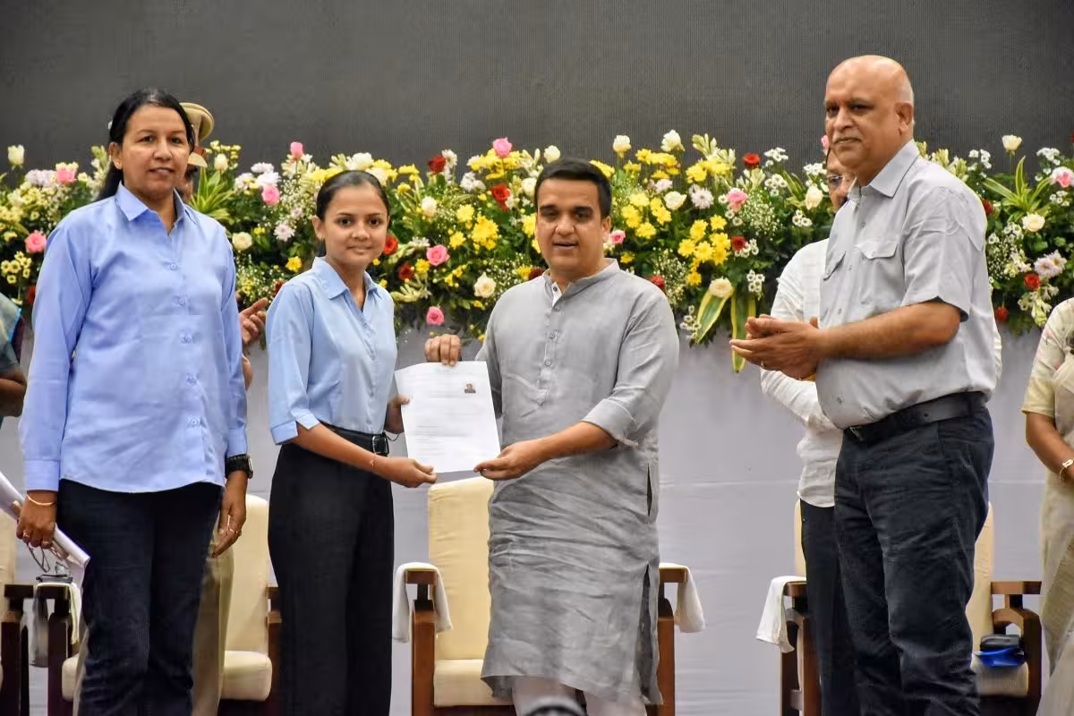 ભરૂચમાં વિકાસનો સુર્યોદય: નાયબ મુખ્યમંત્રી હર્ષ સંઘવીના હસ્તે રૂ. ૪૮૨ કરોડના પ્રકલ્પોની મોટી ભેટ, ૫૨૬ દીકરીઓને મળી નોકરી 2 GUJARAT 2.jpg