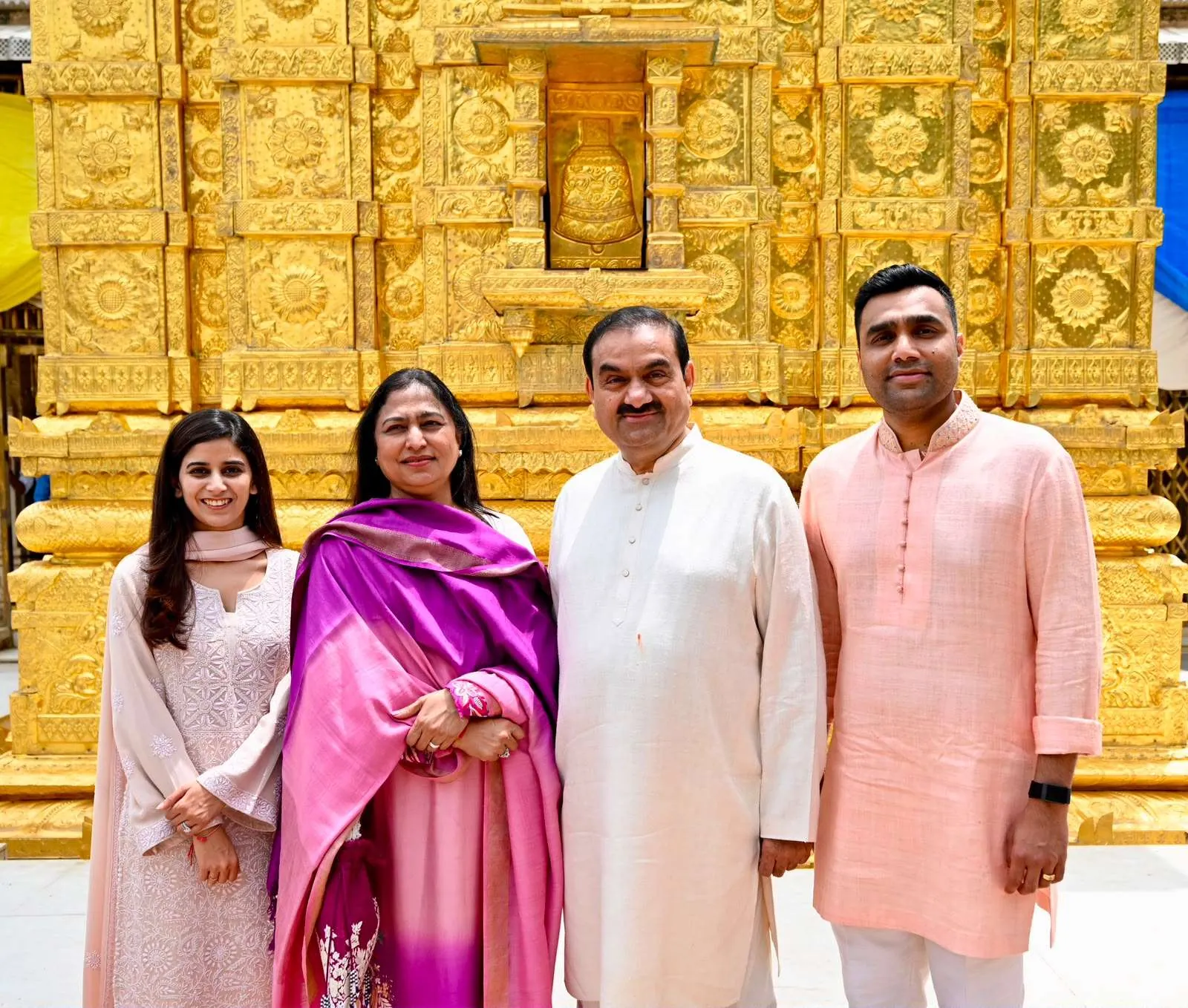 ગુજરાતના પ્રખ્યાત મહુડી મંદિરે પહોંચ્યા ગૌતમ અદાણી, સપરિવાર દાદાના દર્શન કરી મેળવ્યા આશીર્વાદ 2 adani.jpeg