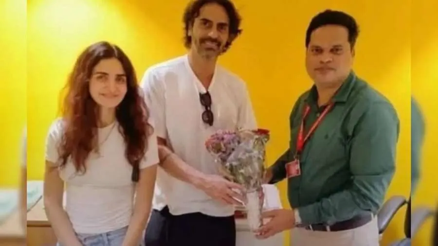 8 વર્ષ ડેટિંગ અને 2 બાળકો પછી અર્જુન રામપાલે ચૂપચાપ કર્યા લગ્ન! સામે આવી રોમેન્ટિક તસવીરો 3 Arjun Rampal1.jpg
