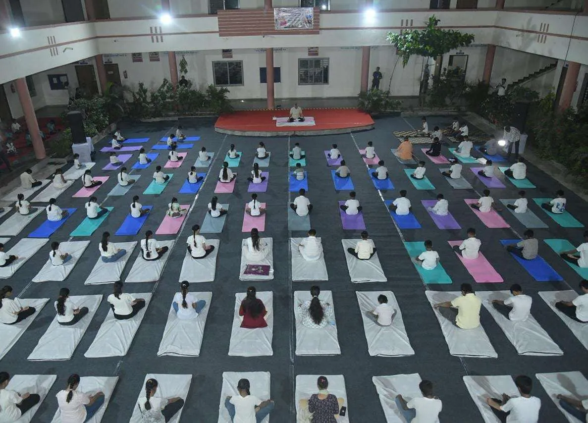 રાજ્યપાલ આચાર્ય દેવવ્રતજીએ વિદ્યાર્થીઓ સાથે કર્યો યોગાભ્યાસ: સદાચાર અને પ્રકૃતિમય જીવન અપનાવવા કર્યું આહ્વાન 2 WhatsApp Image 2026 08 31 at 3.23.25 PM.jpeg