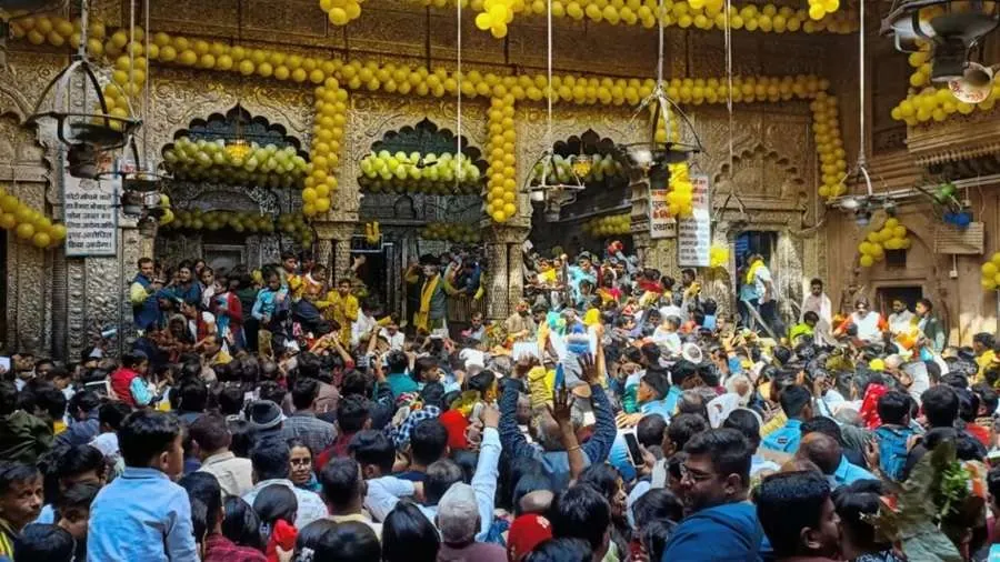 રહસ્યમય મંદિર: જ્યાં ભગવાન શ્રીકૃષ્ણને એકીટશે જોવાની છે મનાઈ, દર બે મિનિટે બંધ થાય છે પડદો! 2 Lord Krishna1.jpg