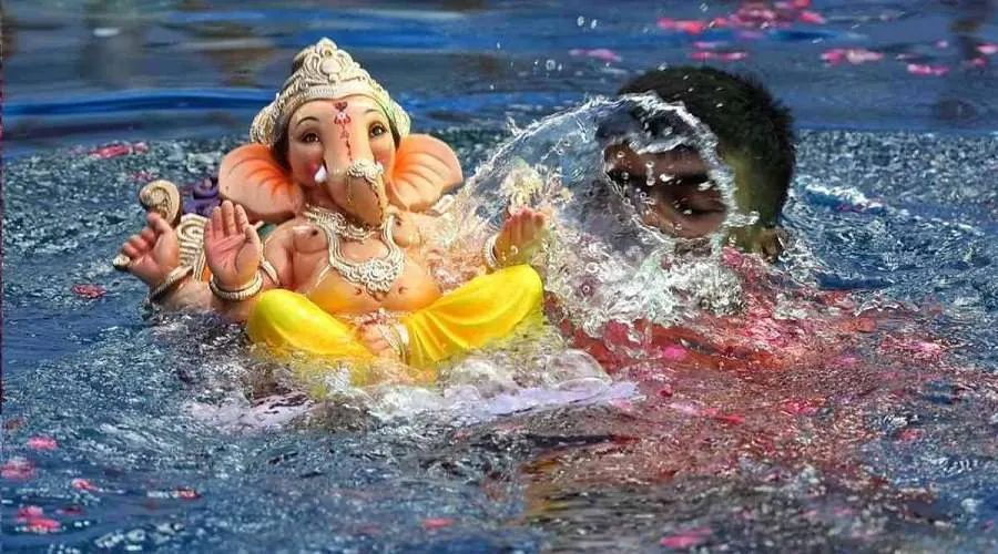 શા માટે કરવામાં આવે છે ગણેશ વિસર્જન? જાણો મહાભારતકાળથી જોડાયેલી આ પાવન પરંપરા 2 Ganesh Visarjan