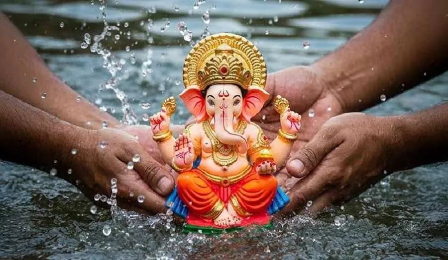 ‘અગલે બરસ તું જલ્દી આના’ પાછળની અસલી કહાની, ક્યાં જતા રહે છે વિઘ્નહર્તા અને ઉત્તર ભારતમાં વિસર્જનને લઈને કેમ છે અલગ મત? 2 Ganesh Visarjan