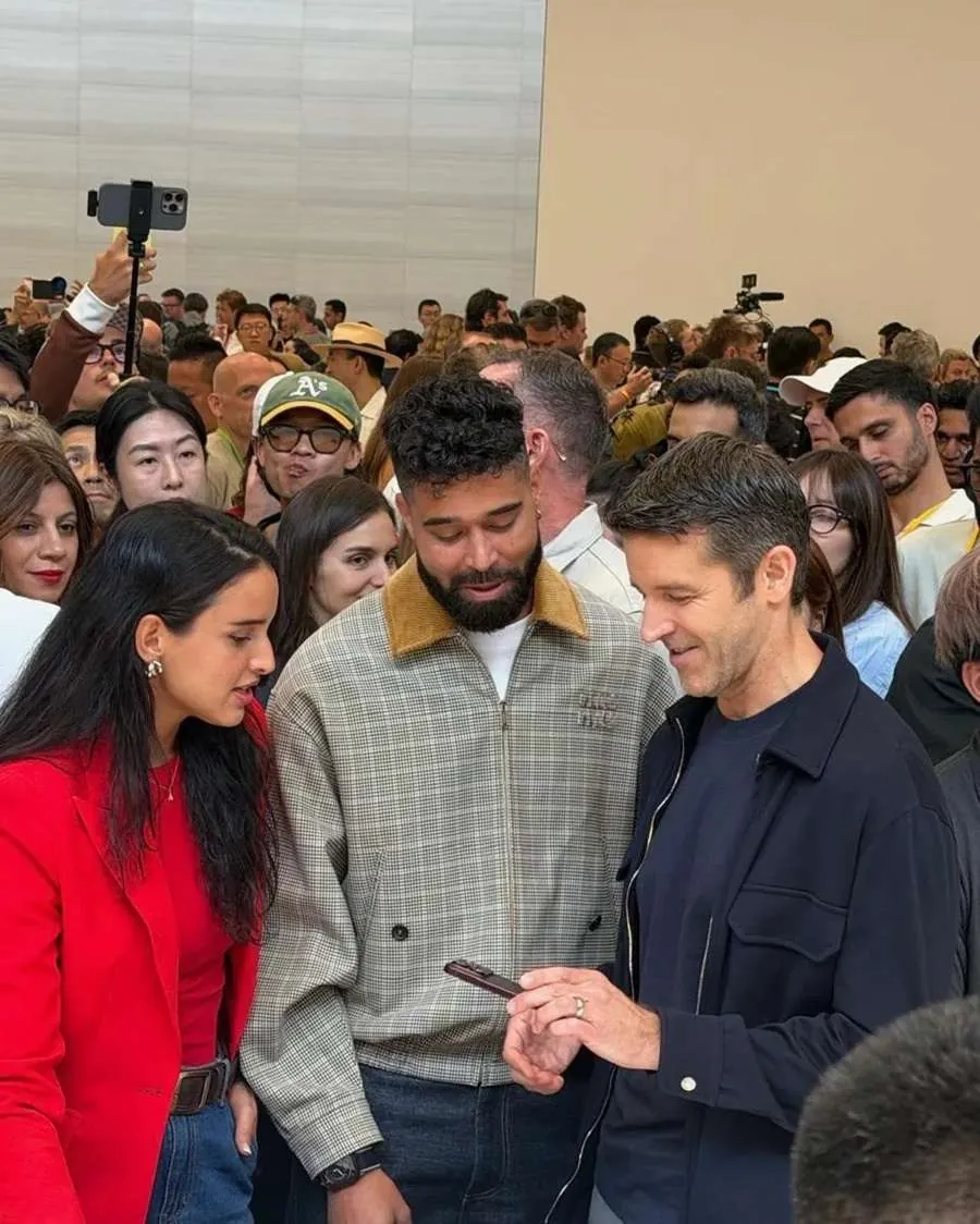 iPhone 18ના ધમાકેદાર લોન્ચમાં પહોંચ્યા તૃપ્તિ ડિમરી અને AP ઢિલ્લોન, એપલ CEO ટિમ કૂક સાથે પોઝ આપતા તસવીરો વાયરલ 2 iPhone 18 Launch Event1.jpg