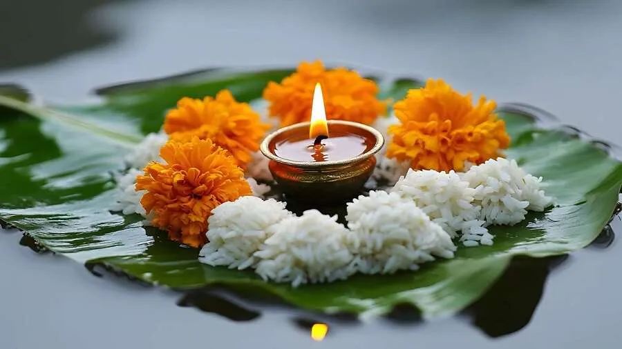 શ્રાદ્ધ દરમિયાન પિતૃઓને અંગૂઠાથી જ કેમ આપવામાં આવે છે જળ? જાણો તેનું અદ્ભુત રહસ્ય 2 Pitru Paksha