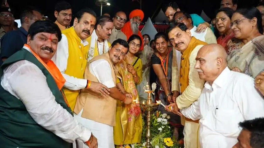 PM મોદીના જન્મદિને MPમાં ઉજાસ, શિપ્રા કિનારે અને મહાકાલ મહાલોકમાં 33.27 લાખ દીવડાંથી બન્યો રેકોર્ડ 2 modi.jpg