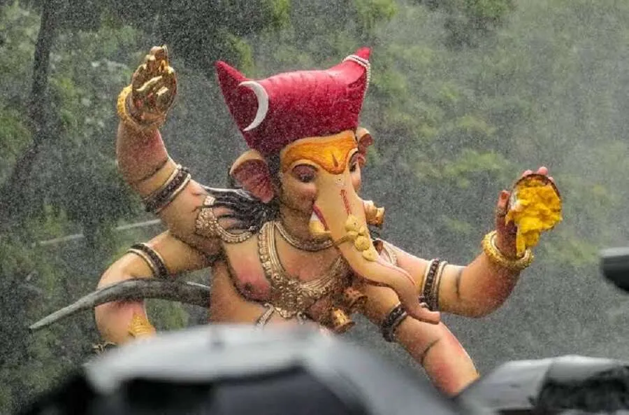 ગણપતિ વિસર્જન પછી નારિયેળ ફેંકવાની ભૂલ ન કરતા! જાણી લો આ ઉપાય 2 Ganpati Visarjan