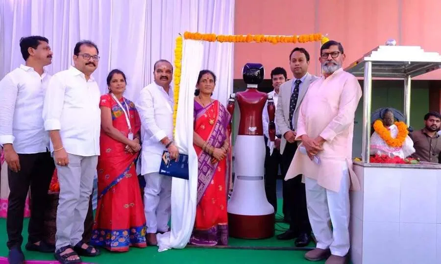 શિક્ષક નહીં, હવે સરકારી સ્કૂલમાં રોબોટ ભણાવે છે પાઠ! વાલીઓ સાથે પણ કરે છે વાત, જાણો ક્યાં છે આ હાઇટેક સ્કૂલ 3 robot1.jpg