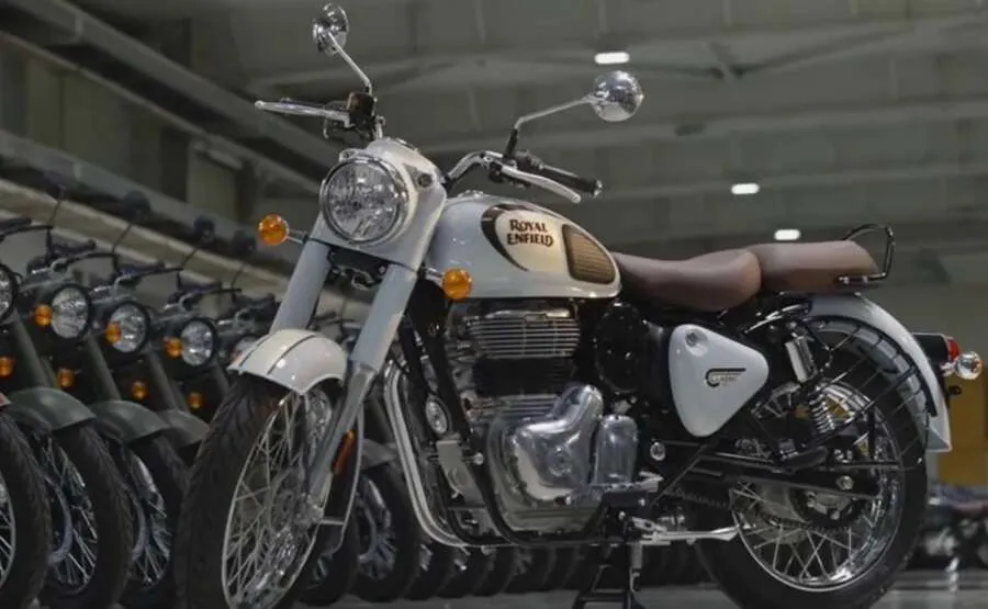 તમારી ડ્રીમ બાઇક Classic 350 ખરીદવી થઈ મોંઘી! Royal Enfield એ બાઇકના ભાવમાં કર્યો વધારો 3 Royal Enfield1.jpg