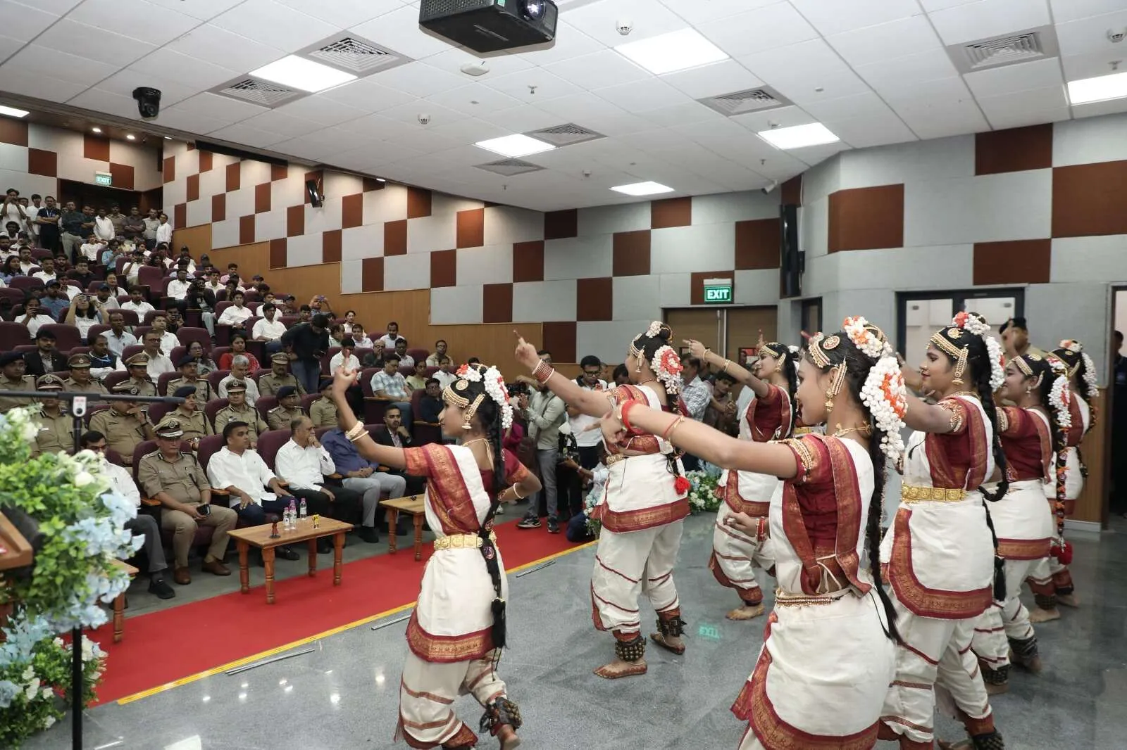 સુરત SVNIT ખાતે 'ઈ-રક્ષક હેકેથોન'નું ગ્રાન્ડ ફિનાલે: નાયબ મુખ્યમંત્રી હર્ષ સંઘવીની વિશેષ ઉપસ્થિતિ વચ્ચે યુવા ટેકનોક્રેટ્સના ઇનોવેશન નિહાળ્યા 2 WhatsApp Image 2026 10 10 at 6.08.42 PM.jpeg