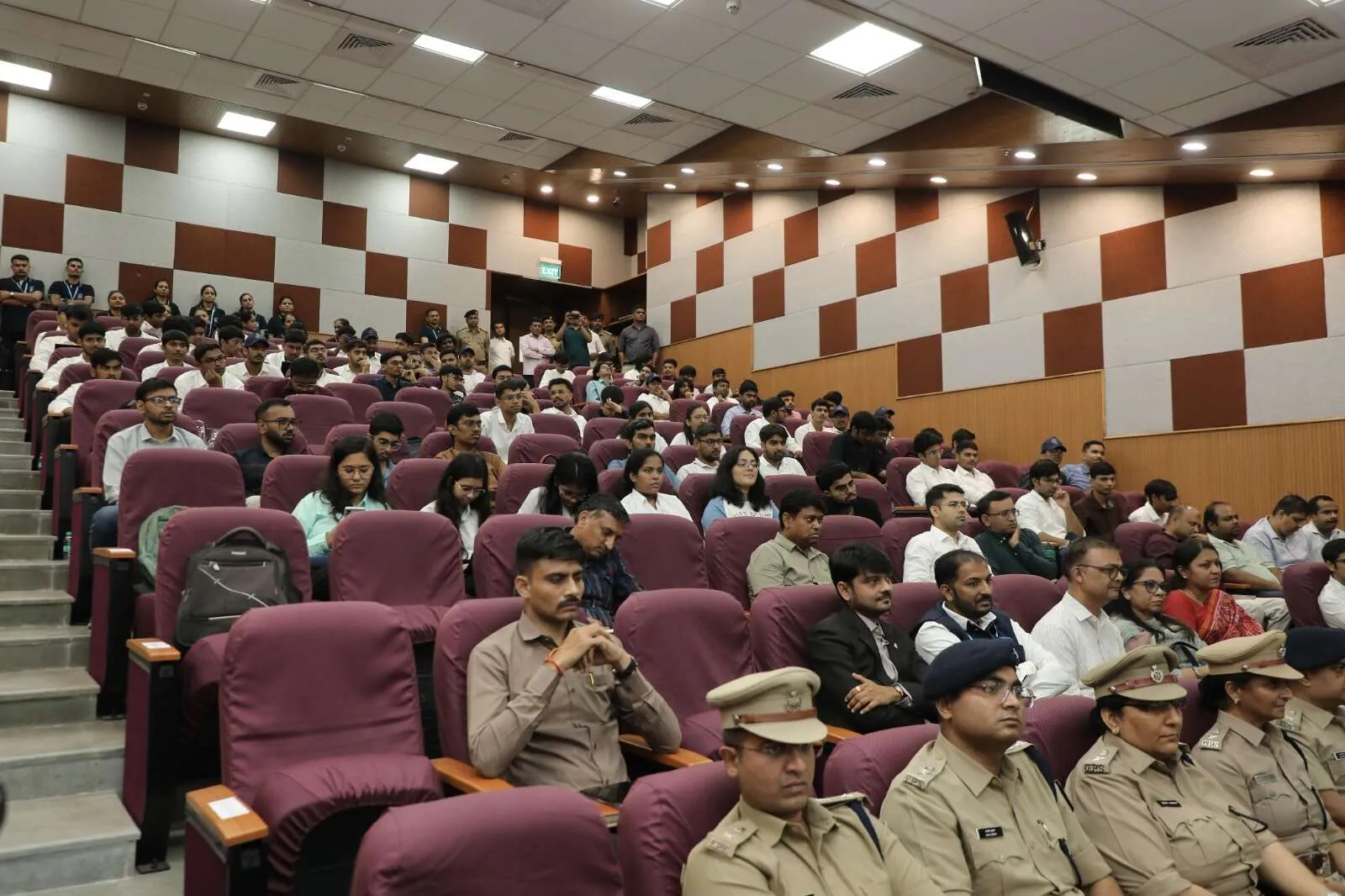 સુરત SVNIT ખાતે 'ઈ-રક્ષક હેકેથોન'નું ગ્રાન્ડ ફિનાલે: નાયબ મુખ્યમંત્રી હર્ષ સંઘવીની વિશેષ ઉપસ્થિતિ વચ્ચે યુવા ટેકનોક્રેટ્સના ઇનોવેશન નિહાળ્યા 3 WhatsApp Image 2026 10 10 at 6.09.04 PM.jpeg
