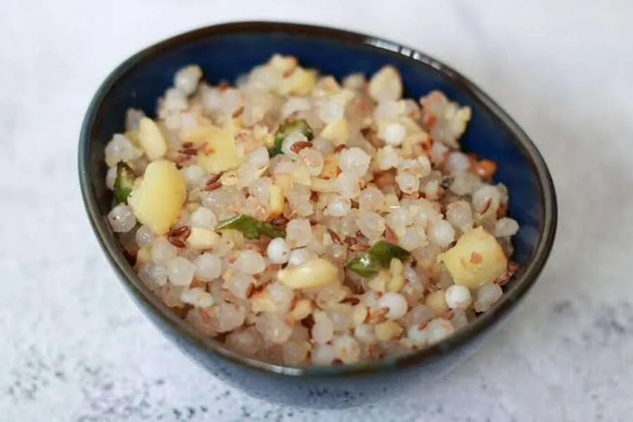 ઉપવાસમાં કંઈક ટેસ્ટી ખાવું છે? બનાવો મજેદાર સાબુદાણાની ખીચડી 3 Sabudana Khichdi.jpg
