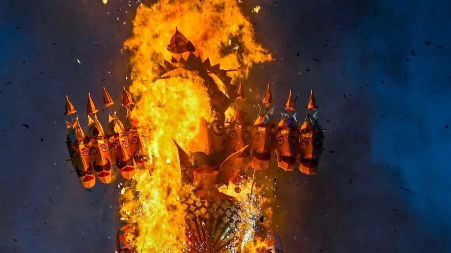 આ શહેરમાં રાવણ દહનને નથી ગણવામાં આવતું માત્ર પુતળું, એક માનવીની જેમ પૂરી થાય છે અંતિમ ક્રિયાઓ! 2 Dussehra Festival