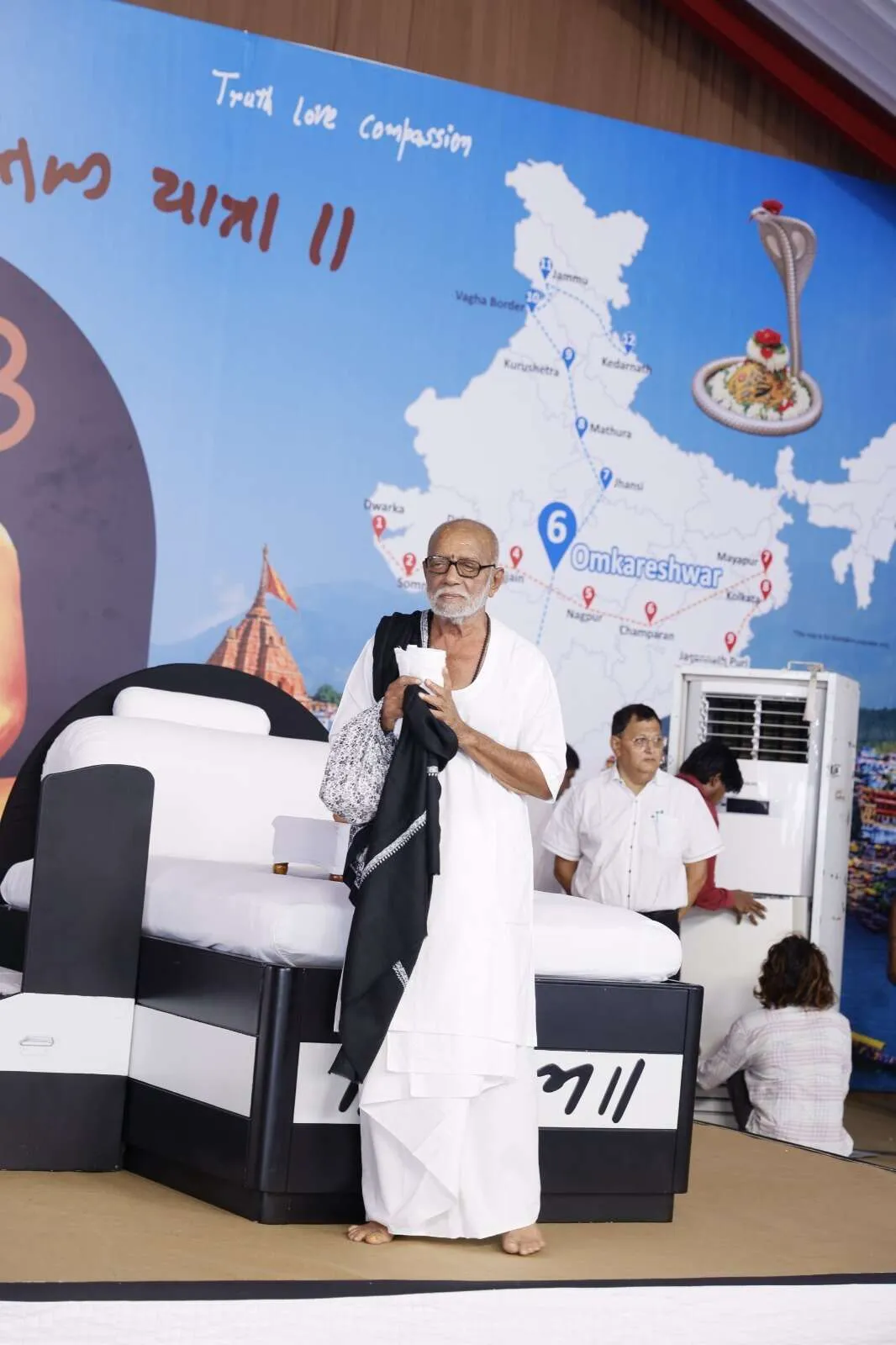 “ભરોસો એટલે શ્રદ્ધા અને વિશ્વાસનું સંયુક્ત સ્વરૂપ” – મોરારિ બાપુ 3 WhatsApp Image 2026 10 19 at 12.05.40 PM.jpeg