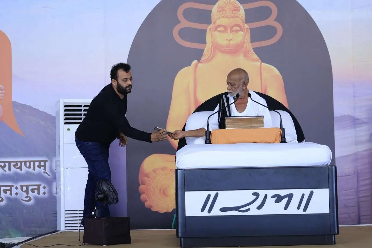 કોલકાતા અને ગ્વાલિયર દુર્ઘટનામાં મૃત્યુ પામેલા લોકોને મોરારિબાપુની શ્રધ્ધાંજલિ અને સહાય 2 morari bapu3.jpeg