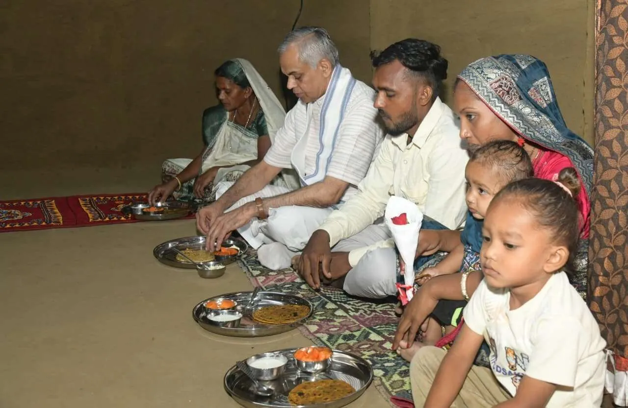 રાજ્યપાલ આચાર્ય દેવવ્રતજીની જૂના બોરભાઠા ગામની ભાવાત્મક મુલાકાત: વસાવા પરિવાર સાથે અલ્પાહાર અને આત્મીય સંવાદ 2 WhatsApp Image 2026 10 20 at 1.21.17 PM.jpeg