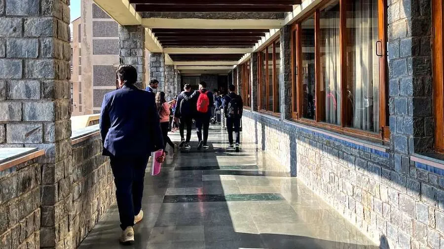ગુજરાતની સરકારી શાળાઓમાં બહારના લોકોની એન્ટ્રી બંધ, વીડિયો-રીલ્સ પર કડક પ્રતિબંધ! 2 School Entry Rules