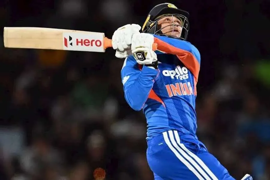 અભિષેક શર્માએ T20I માં રચ્યો ઇતિહાસ, પાવરપ્લેમાં જ પૂરી કરી સિક્સરની સેન્ચુરી 2 abhishekh.jpg