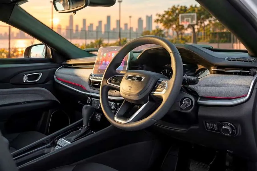 Jeep Compass ખરીદવાનું વિચારો છો? હવે આવી ગયું સૌથી સસ્તું ઓટોમેટિક મોડલ! 2 Jeep Compass1.jpg