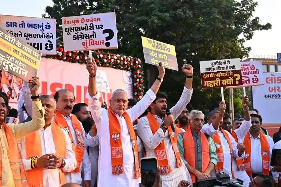 ‘લોકતંત્ર બચાવો, અરાજકતા હટાવો’ના નારા સાથે અમદાવાદમાં ભાજપની પદયાત્રા 3 BJp.jpg