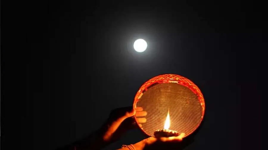 કરવા ચોથનું વ્રત માત્ર સ્ત્રીઓ જ કેમ રાખે છે, પુરુષો કેમ નહીં? જાણો જ્યોતિષીય કારણ 3 Karwa Chauth