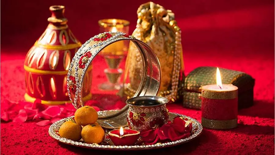 કરવાચોથની પૂજા પહેલાં કરી લો આ તૈયારી, થાળીમાં રાખો આ ખાસ સામગ્રી 3 Karwa Chauth Thali
