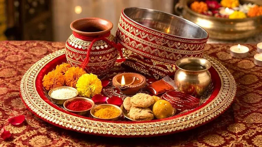 કરવાચોથની પૂજા પહેલાં કરી લો આ તૈયારી, થાળીમાં રાખો આ ખાસ સામગ્રી 2 Karwa Chauth Thali