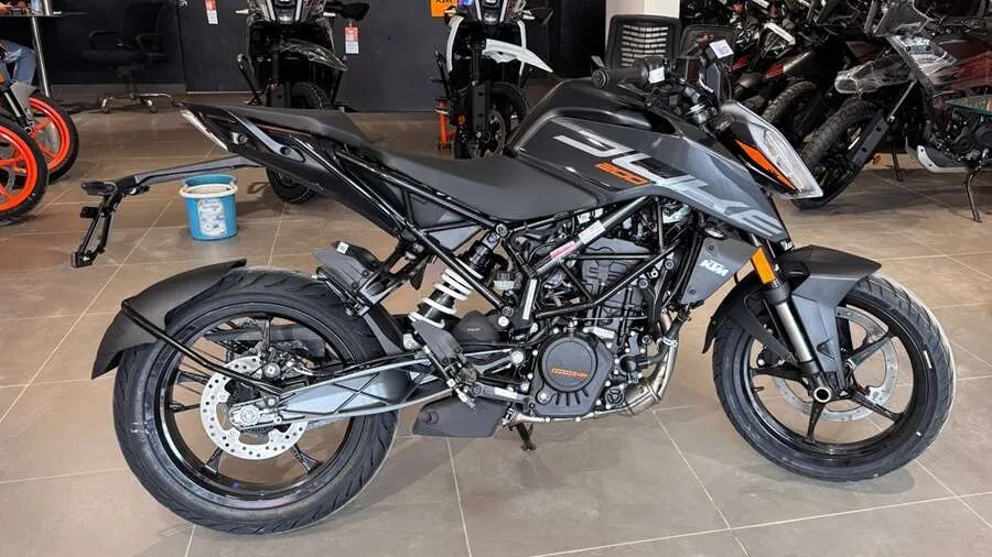 KTM 200 Duke નવા અવતારમાં લોન્ચ, હવે મળશે Quickshifter અને Traction Control! 3 KTM 200 Duke1.jpg